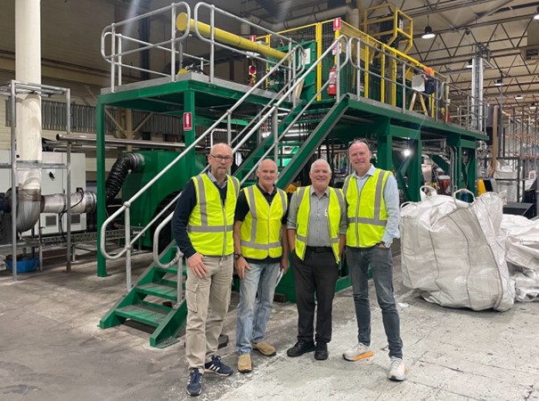 Michel Walstock (l) en Jan Jaap Folmer (r) eerder deze week in Melbourne (Australië) met Plastech collega’s Peter en Colin Barker in het midden tijdens de inspectie van de nieuwe Plastech Mixer-Melter voor de fabriek in Delfzijl.